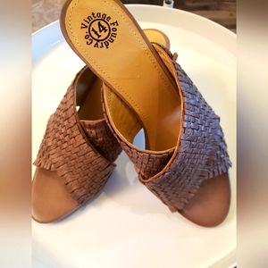 Vintage Foundry Louisa Leather Heeled Sandals Size 9.    FF20